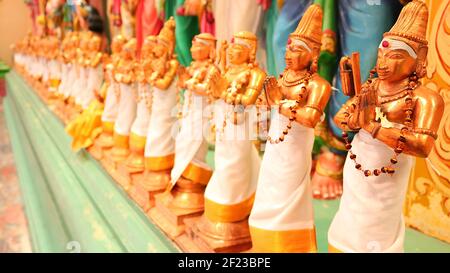 Statue al tempio di Sri Mahamariamman: Statue dorate e colorate di dèi indù nel tempio indiano di Sri Mahamariamman, Kuala Lumpur, Malesia Foto Stock