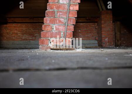 Vecchio attico in legno con travi in legno prima della costruzione e vecchia scopa in stile rustico scuro e vintage, concentrarsi sulla scopa Foto Stock