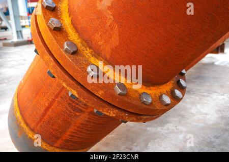 tubo in metallo grande arrugginito con collegamento imbullonato Foto Stock