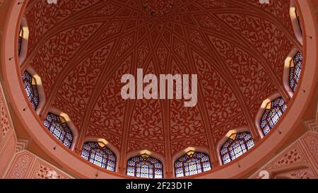 Architettura Islamica: Architettura a cupola della Moschea Putra, conosciuta anche come la Moschea Rosa, a Putrajaya. Una delle moschea più grandi della Malesia Foto Stock