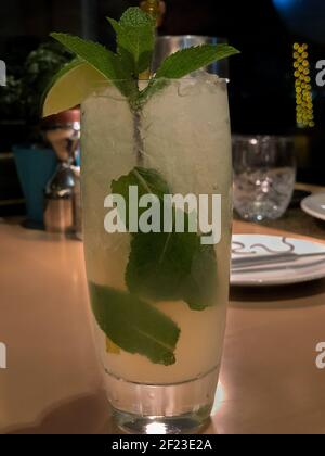 Rinfrescante cocktail Mojito con calce, menta e ghiaccio in un bicchiere. Bevanda fresca per le estati calde. Foto Stock