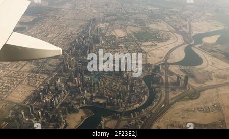 Sorvolando il centro di Dubai in una mattinata frizzante a bassa quota. In arrivo per l'atterraggio. Foto Stock