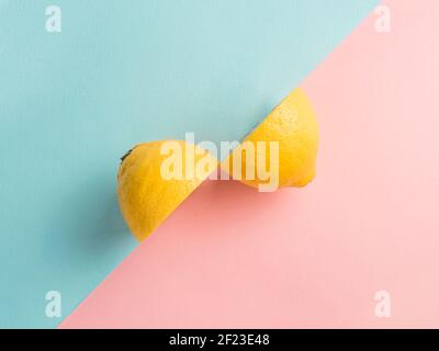Due metà di limone su due-colore di sfondo. Creative Foto Stock