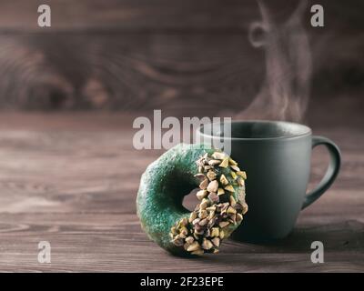 Ciambelle vegane ricoperte di spirulina glassa, copia spazio Foto Stock