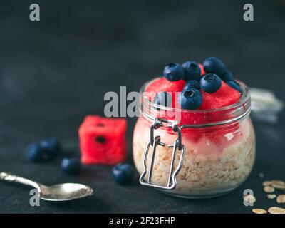 Avene da notte con frutti di bosco Foto Stock