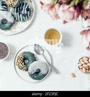 Ciambelle vegano sormontato spirulina smalto Foto Stock