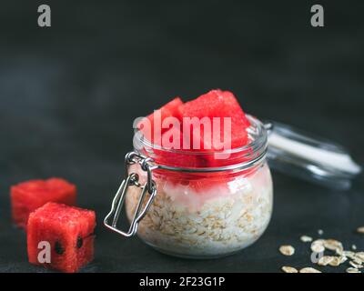 Avena notturna con cocomero Foto Stock