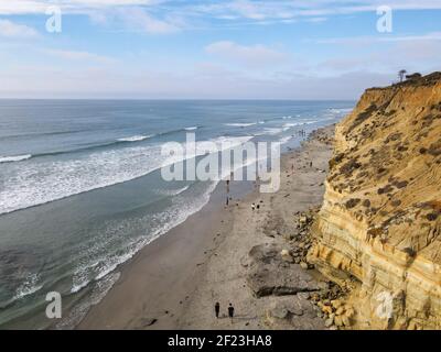 Dog Beach off-guinzaglio su del Mar North Beach, persone che camminano i loro cani. Contea di San Diego Foto Stock