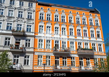 Rinnovato colorati vecchi edifici di appartamenti visto a Berlino, Germania Foto Stock