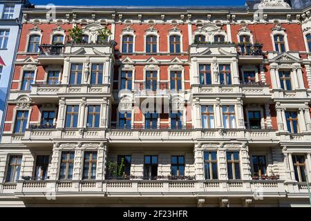 Facciata di un vecchio edificio ristrutturato visto a Berlino, Germania Foto Stock