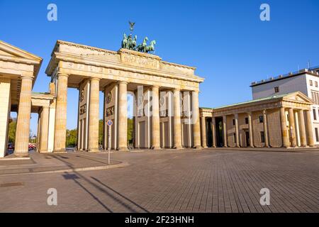 Il famoso Brandenburger Tor a Berlino di mattina presto senza persone Foto Stock