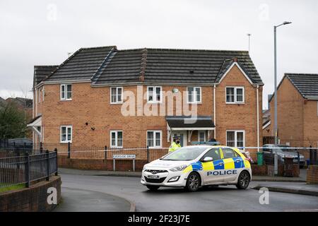 Manchester, Regno Unito. 10 marzo 2021. Una presenza di polizia è vista dopo che una donna è stata sparata nella zona nord di Manchester di Cheetham Hill, Manchester, Regno Unito. Credit: Jon Super/Alamy Live News. Foto Stock