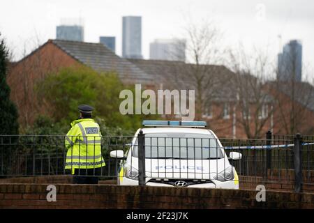 Manchester, Regno Unito. 10 marzo 2021. Una presenza di polizia è vista dopo che una donna è stata sparata nella zona nord di Manchester di Cheetham Hill, Manchester, Regno Unito. Credit: Jon Super/Alamy Live News. Foto Stock