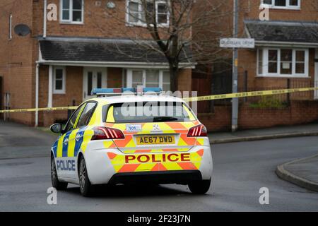 Manchester, Regno Unito. 10 marzo 2021. Una presenza di polizia è vista dopo che una donna è stata sparata nella zona nord di Manchester di Cheetham Hill, Manchester, Regno Unito. Credit: Jon Super/Alamy Live News. Foto Stock
