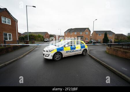 Manchester, Regno Unito. 10 marzo 2021. Una presenza di polizia è vista dopo che una donna è stata sparata nella zona nord di Manchester di Cheetham Hill, Manchester, Regno Unito. Credit: Jon Super/Alamy Live News. Foto Stock