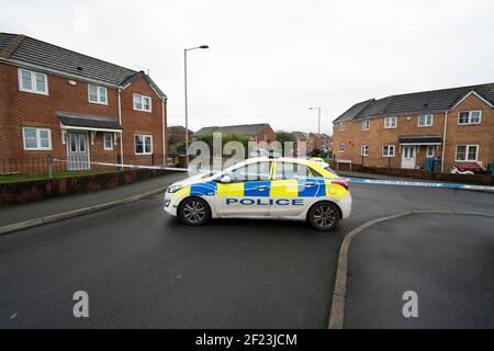 Manchester, Regno Unito. 10 marzo 2021. Una presenza di polizia è vista dopo che una donna è stata sparata nella zona nord di Manchester di Cheetham Hill, Manchester, Regno Unito. Credit: Jon Super/Alamy Live News. Foto Stock
