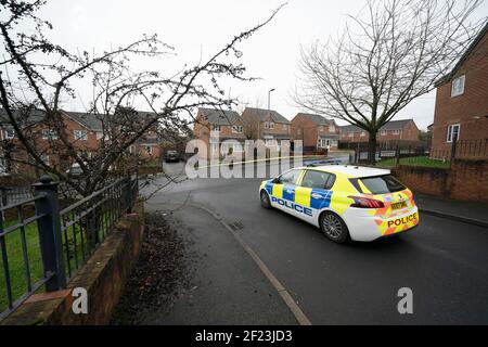 Manchester, Regno Unito. 10 marzo 2021. Una presenza di polizia è vista dopo che una donna è stata sparata nella zona nord di Manchester di Cheetham Hill, Manchester, Regno Unito. Credit: Jon Super/Alamy Live News. Foto Stock