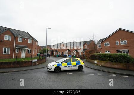 Manchester, Regno Unito. 10 marzo 2021. Una presenza di polizia è vista dopo che una donna è stata sparata nella zona nord di Manchester di Cheetham Hill, Manchester, Regno Unito. Credit: Jon Super/Alamy Live News. Foto Stock