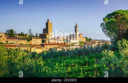 Vinci, il luogo di nascita di Leonardo, i vigneti dello skyline del villaggio e gli ulivi al tramonto. Firenze, Toscana Italia Europa. Foto Stock