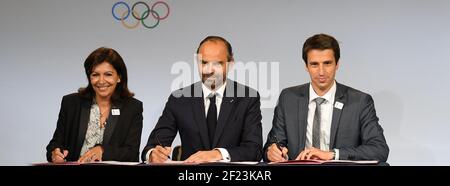 Anne Hidalgo, Presidente del solideo e Sindaco di Parigi, primo Ministro francese Edouard Philippe e Tony Estanguet, Presidente di Parigi 2024, in occasione della firma del protocollo di finanziamento comune per i Giochi Olimpici di Parigi 2024, il 14 giugno 2018 presso il Municipio di Parigi, Francia - Foto Philippe Millereau / KMSP / DPPI Foto Stock