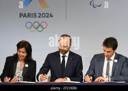 Anne Hidalgo, Presidente del solideo e Sindaco di Parigi, primo Ministro francese Edouard Philippe e Tony Estanguet, Presidente di Parigi 2024, in occasione della firma del protocollo di finanziamento comune per i Giochi Olimpici di Parigi 2024, il 14 giugno 2018 presso il Municipio di Parigi, Francia - Foto Philippe Millereau / KMSP / DPPI Foto Stock