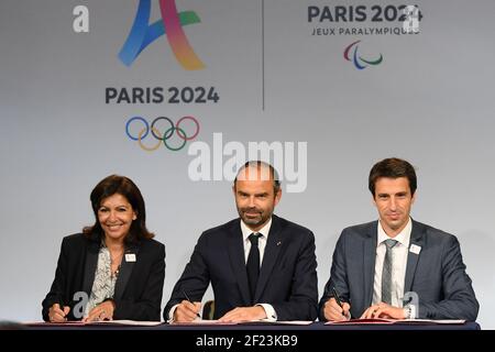 Anne Hidalgo, Presidente del solideo e Sindaco di Parigi, primo Ministro francese Edouard Philippe e Tony Estanguet, Presidente di Parigi 2024, in occasione della firma del protocollo di finanziamento comune per i Giochi Olimpici di Parigi 2024, il 14 giugno 2018 presso il Municipio di Parigi, Francia - Foto Philippe Millereau / KMSP / DPPI Foto Stock