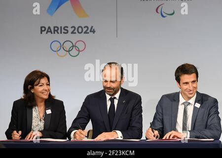 Anne Hidalgo, Presidente del solideo e Sindaco di Parigi, primo Ministro francese Edouard Philippe e Tony Estanguet, Presidente di Parigi 2024, in occasione della firma del protocollo di finanziamento comune per i Giochi Olimpici di Parigi 2024, il 14 giugno 2018 presso il Municipio di Parigi, Francia - Foto Philippe Millereau / KMSP / DPPI Foto Stock