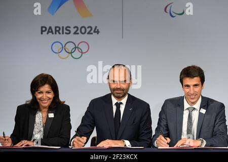 Anne Hidalgo, Presidente del solideo e Sindaco di Parigi, primo Ministro francese Edouard Philippe e Tony Estanguet, Presidente di Parigi 2024, in occasione della firma del protocollo di finanziamento comune per i Giochi Olimpici di Parigi 2024, il 14 giugno 2018 presso il Municipio di Parigi, Francia - Foto Philippe Millereau / KMSP / DPPI Foto Stock