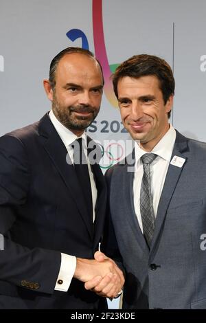 Il primo ministro francese Edouard Philippe e Tony Estanguet, presidente di Parigi 2024 durante la firma del protocollo di finanziamento comune per i Giochi Olimpici di Parigi 2024, il 14 giugno 2018 al Municipio di Parigi, Francia - Foto Philippe Millereau / KMSP / DPPI Foto Stock