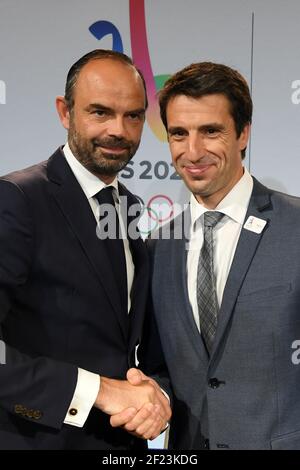 Il primo ministro francese Edouard Philippe e Tony Estanguet, presidente di Parigi 2024 durante la firma del protocollo di finanziamento comune per i Giochi Olimpici di Parigi 2024, il 14 giugno 2018 al Municipio di Parigi, Francia - Foto Philippe Millereau / KMSP / DPPI Foto Stock