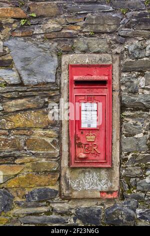 Isle of Man Post Office e II R wallbox type box, numero 48 a Murrays Road, Douglas, Isola di Man. Realizzato da Carron Co, Falkirk. Foto Stock