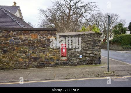 Isle of Man Post Office e II R wallbox type box, numero 48 a Murrays Road, Douglas, Isola di Man. Realizzato da Carron Co, Falkirk. Foto Stock