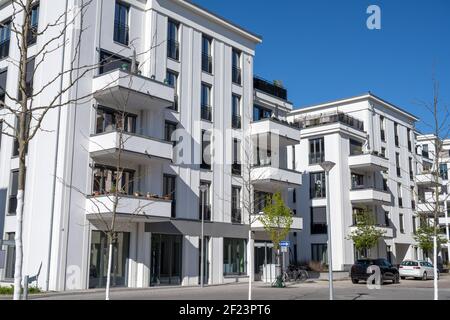 Nuovo blocco bianco di appartamenti visto a Berlino, Germania Foto Stock