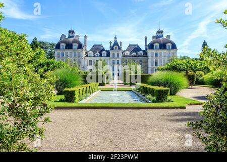 Francia, Loir et Cher, Cheverny, Chateau de Cheverny, facciata nord e il giardino dell'apprendista // Francia, Loir-et-Cher (41), Cheverny, Château de Cheve Foto Stock