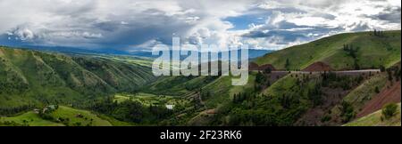 Immagine panoramica del White Bird Canyon dell'Idaho in primavera. Foto Stock