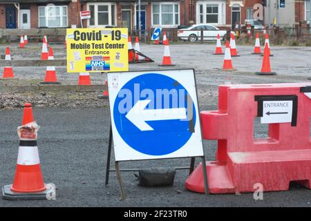 Hereford, Herefordshire, Regno Unito - mercoledì 10 marzo 2021 - il centro di test Covid-19 Test and Trace Swab di Hereford è attualmente chiuso e fuori uso. Il cartello d'ingresso è ora coperto da adesivi anti-pandemia Covid. Foto Steven maggio / Alamy Live News Foto Stock