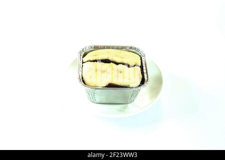 Cheesecake cioccolato Brownie in tazza di carta Freud su piatto bianco. Mini torta Cheesecake Brownie yummy Bakery isolato fatto in casa con sfondo bianco. Swee Foto Stock