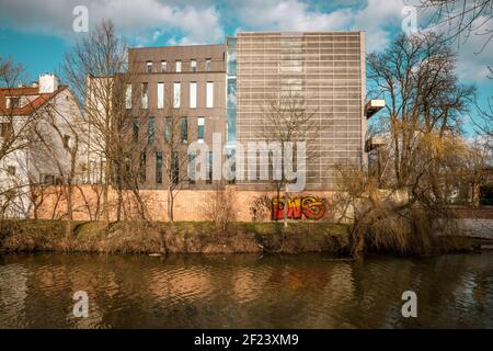 OPOLE, POLONIA - Mar 07, 2021: Un edificio moderno della Biblioteca cittadina di Opole sul canale di Mlynowka Foto Stock