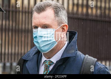 WESTMINSTER LONDON, REGNO UNITO 10 MARZO 2021. Jeffrey Donaldson , membro del Parlamento del DUP per Lagan Valley nell'Irlanda del Nord, indossa una maschera chirurgica protettiva fuori dal Parlamento. Credit amer Ghazzal/Alamy Live News Foto Stock