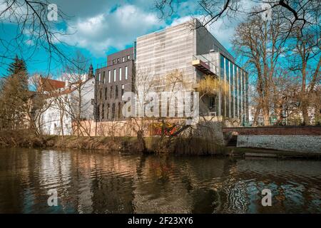 OPOLE, POLONIA - Mar 07, 2021: Un edificio moderno della Biblioteca cittadina di Opole sul canale di Mlynowka Foto Stock