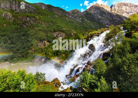 Rainbow e cascata Briksdal in Norvegia Foto Stock