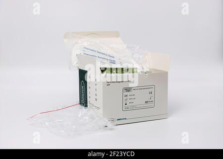 Una scatola aperta di test antigene SARS-COV-2 antigene Rapid Foto Stock