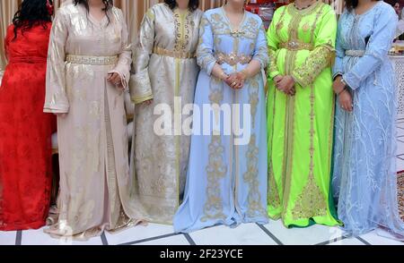 Le donne marocchine indossano il caftan reale. Ospiti di matrimonio marocchini Foto Stock