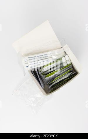 Una scatola aperta di test antigene SARS-COV-2 antigene Rapid Foto Stock