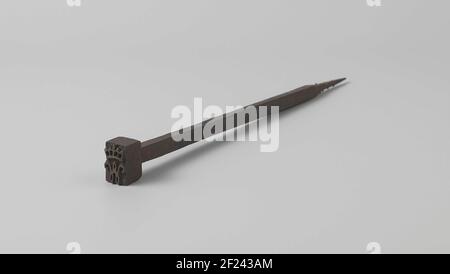 Meubelbrandijzer.Furniture branding ferro. L'estremità superiore a forma di blocco, che mostra una (abitata?) Coronata maiuscola ornamentale W, va sul retro in un lungo perno di sezione quadrata. L'estremità focalizzata ha riflettuto, con cui il tutto era originariamente presente con un attualmente non più presente, probabilmente in legno manico. Foto Stock