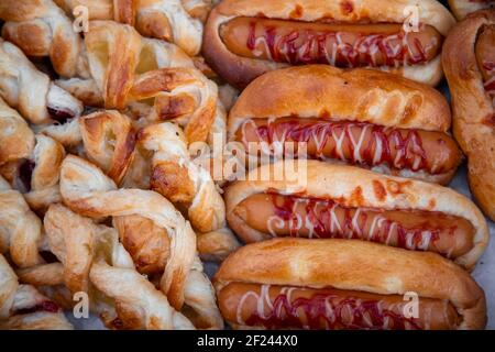 deliziosi pasticcini freschi e hot dog sulla vista dalla cima della pergamena. gustosi streetfood Foto Stock