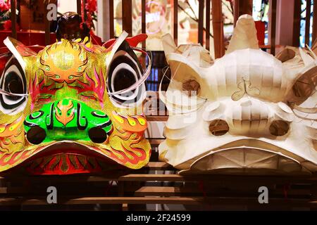Chinese Dragon Dance Costume Heads in the Making Foto Stock