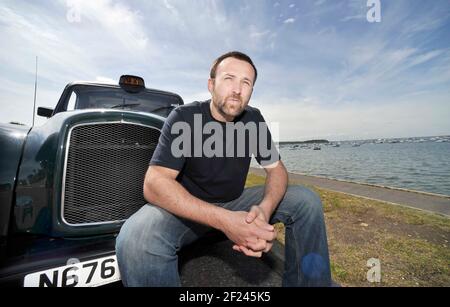 EX CALCIATORE JIMMY VETRO CON UNA DELLE SUE CABINE A POOLE. 29/4/09 FOTO DAVID ASHDOWN Foto Stock