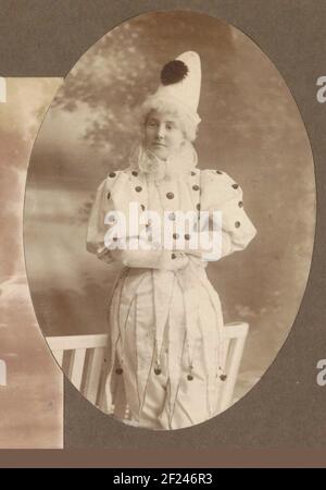 Ritratto di una donna vestita come pierrot.Part o album fotografico con le registrazioni della famiglia e la casa del fotografo c.j.l. Vermeulen all'Aia. Foto Stock