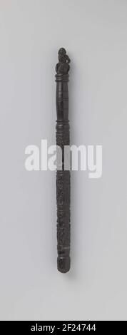 Bodestaf van het wijnkopersgilde.bastone rotondo in legno con profilati, decorato con scultura in legno. In alto, un bacco è su un barile con una scala di bevande a destra e un vassoio di macinazione a sinistra. Secondo quel Adamo ed Eva prima e dopo la caduta, compreso il matrimonio (-coppia) e una donna con due bambini. Giù cinque uomini che fumano e bevono che fanno una danza rotonda. Il personale termina con un rivestimento d'uva. Gli anelli d'argento dovrebbero essere tra le scene, di cui solo quella inferiore è ancora presente. Foto Stock